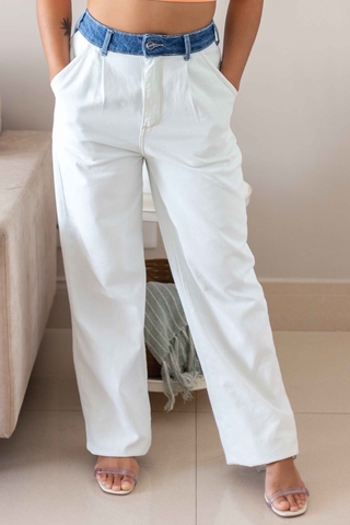 calça jeans wide leg cintura alta baggy duo off white com cós e bolsos traseiros em cor diferente alcance