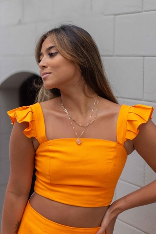 conjunto liso laranja cropped com lastex nas costas e alças com babado saia midi com fenda lateral cintura alta anny look completo frente