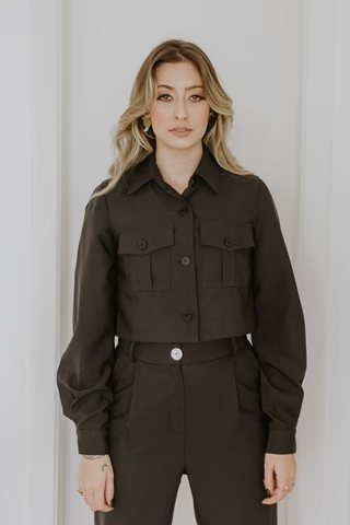 jaqueta preta cropped com bolsos frontais encapados empo
