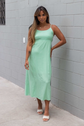 vestido verde com recortes amarração nas costas e alças reguláveis elastico vanessa look completo frente