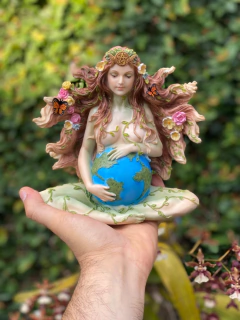 Estátua Deusa Gaia "Mãe-Terra" - Resina (17cm) - comprar online