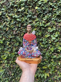 São Francisco de Assis Meditando/Lótus - Gesso (19cm)(7 ÚTEIS DIAS PARA PRODUZIR)C na internet