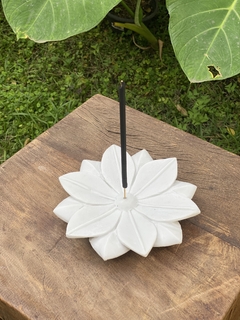 Incensário Flor de Lótus - Marmorite (19cm) - loja online