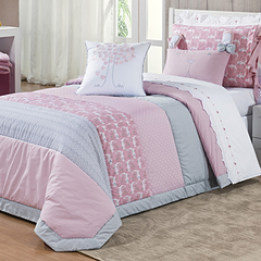 Colcha solteiro amiguinhos estampada + jogo de cama com detalhes bordados nas almofadas 9 peças