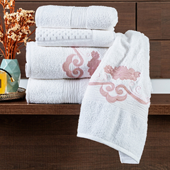 Jogo de toalha de banho Bordada com 5 peças - branca com bordado rosa chá