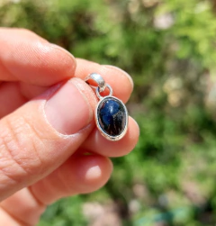 Dije con zafiro azul en plata 925