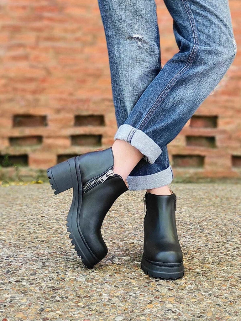 Botas DOLLY de Cuero Forrada en Cuero y Plantilla Anatómica Color Negro  LINEA 24hs de Comodidad.(231)