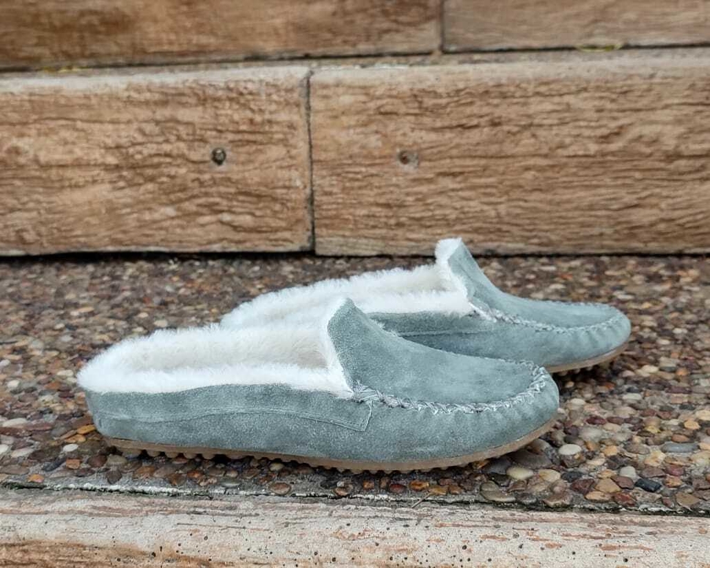 Zuecos estilo mocasines con piel color Gris