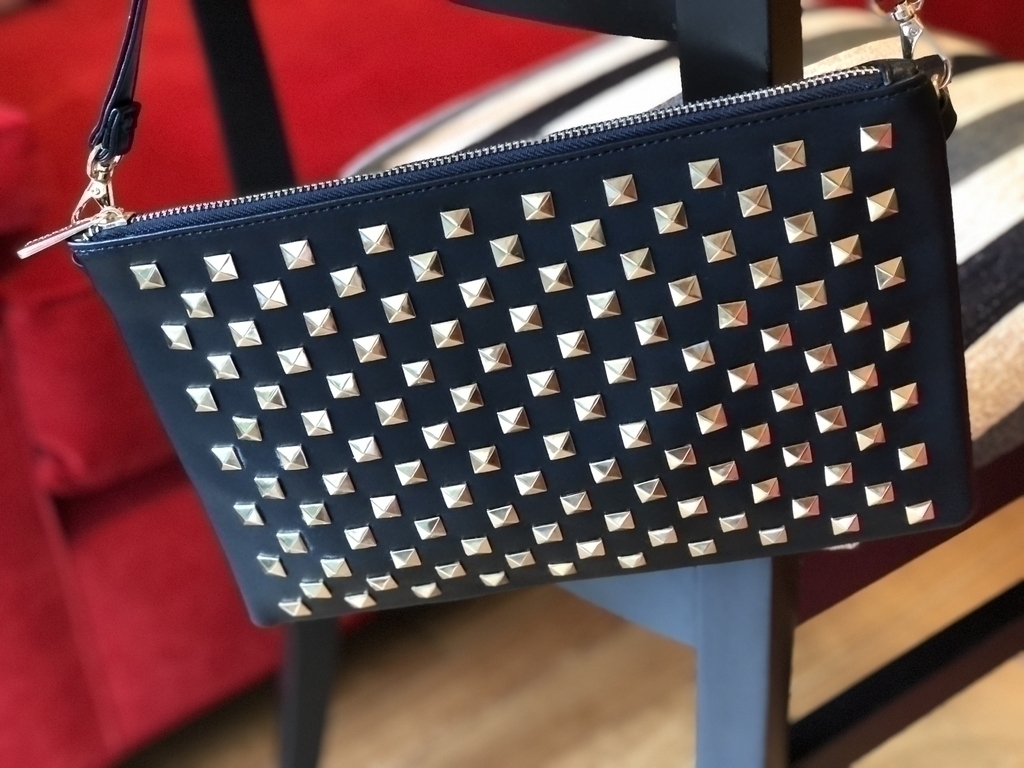 Sobre Bandolera Simil Cuero Con Tachas 3x2 y 3 Cuotas sin Interes
