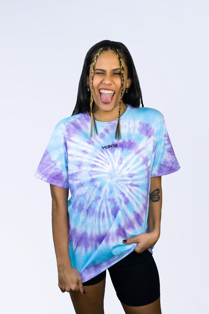 tie dye em camiseta branca