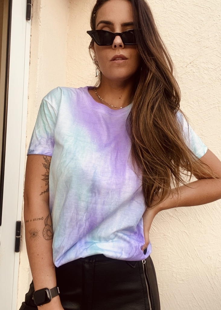 blusa tie dye roxo e azul