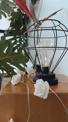 Guirnalda de luz con flores en internet