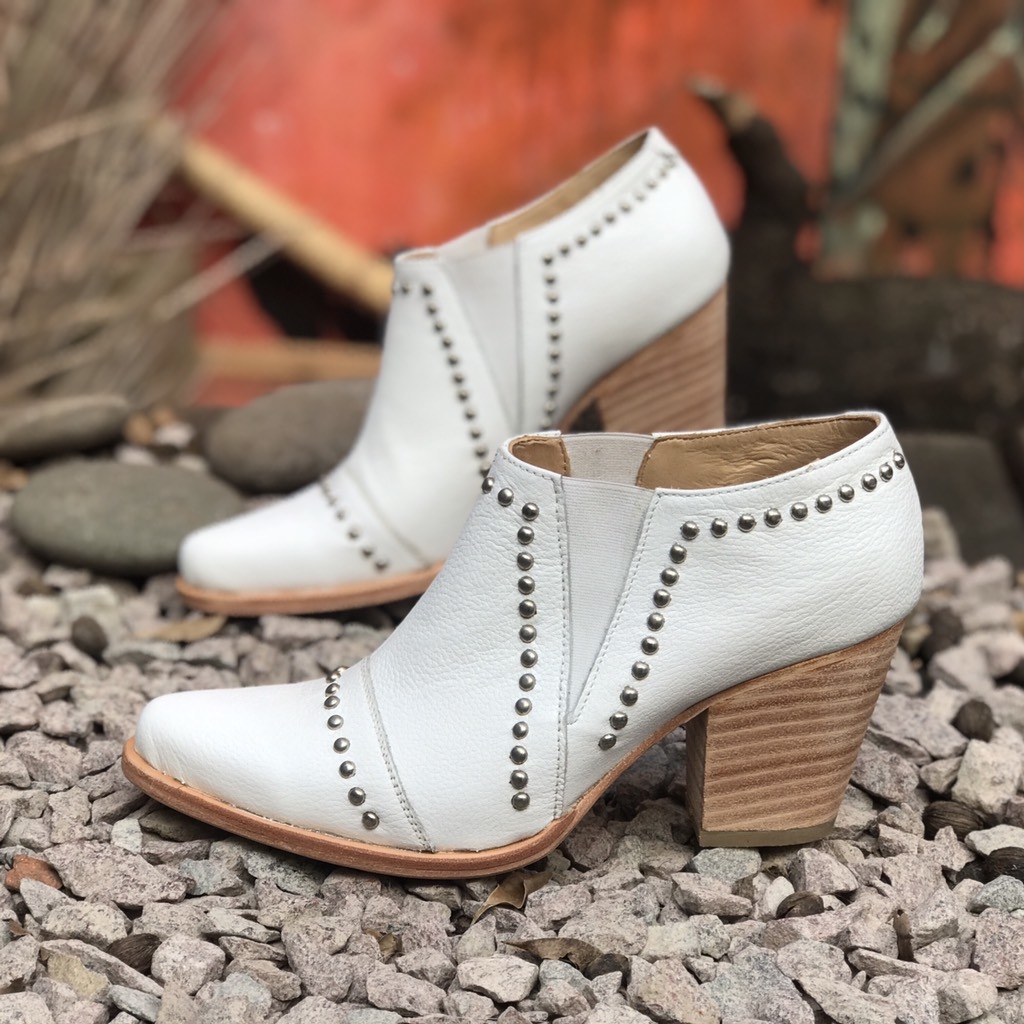 Botitas texanas blancas con tachas