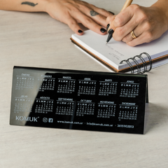 Almanaque 20x8 cm - acrilico negro con logo en internet