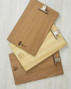 Tabla Porta Hojas A4 con logo - Komuk Argentina
