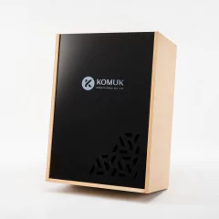 Caja de MDF 35x20x10 cm - Tapa Acrilico negro con logo - Komuk Argentina