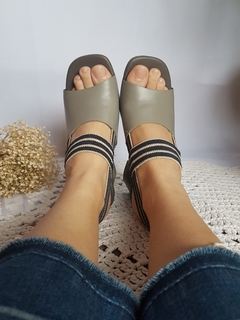 Sandália de couro cinza salto bloco Outer - comprar online