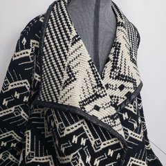 Casaco feminino em tricô preto e branco com detalhes em courino - comprar online