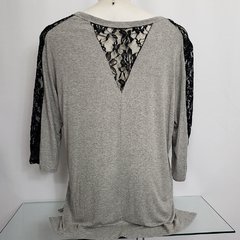T shirt feminina cinza com renda na lateral das mangas e gola - comprar online