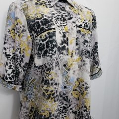 Camisa feminina com estampa arabesco - comprar online