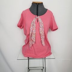 Tshirt feminina rosa com detalhe em lenço