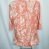Blusa feminina de malha rosa e branco  com detalhes em botões - comprar online