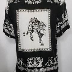 Blusa feminina preta e branca com estampa arabesco e tigre - comprar online