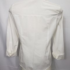 Camisa feminina branca com detalhes em listras pretas Mackema na internet