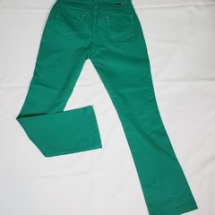 Calça feminina verde em sarja com elastano - comprar online