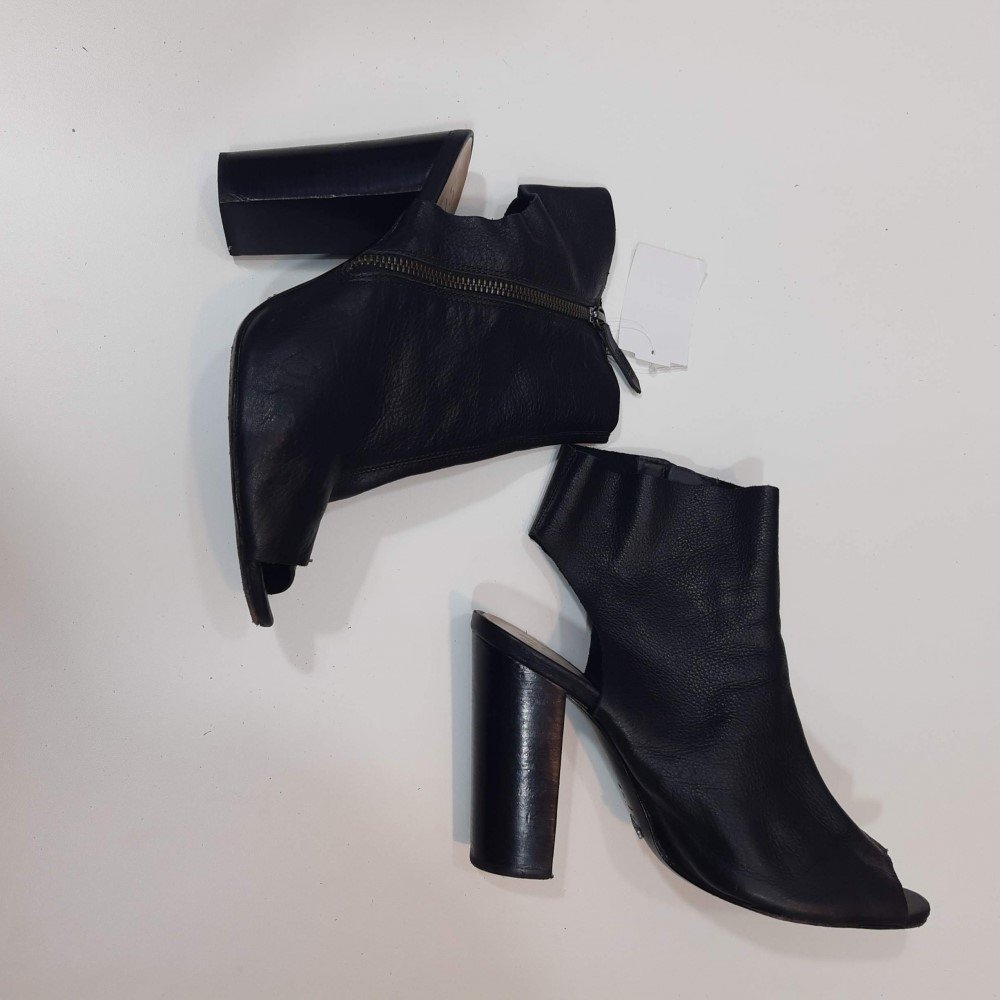 Bota feminina SCHUTZ open boot em couro preto salto grosso