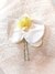 Pin Orquídea - Branco com detalhe em Pérola natural