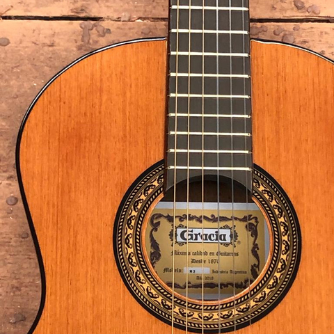 Gracia M3 Guitarra Criolla Marrón Derecha – Musical Monroe