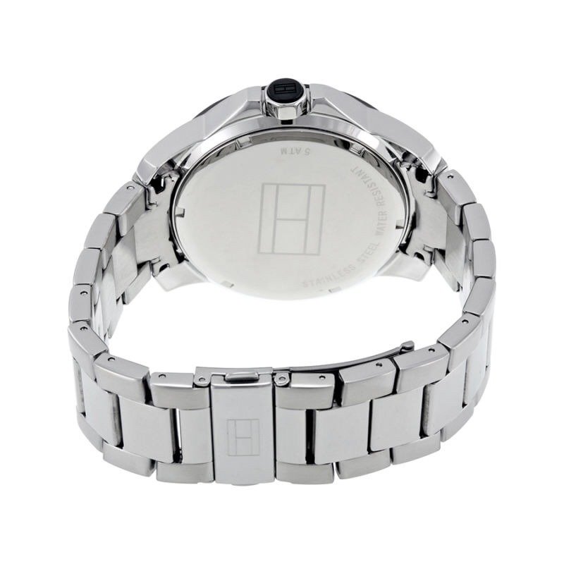 Reloj Tommy Hilfiger de hombre con malla de acero y fondo blanco.