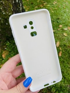 Case Veludo - Samsung Galaxy J8 - Com proteção na câmera - Branco - comprar online