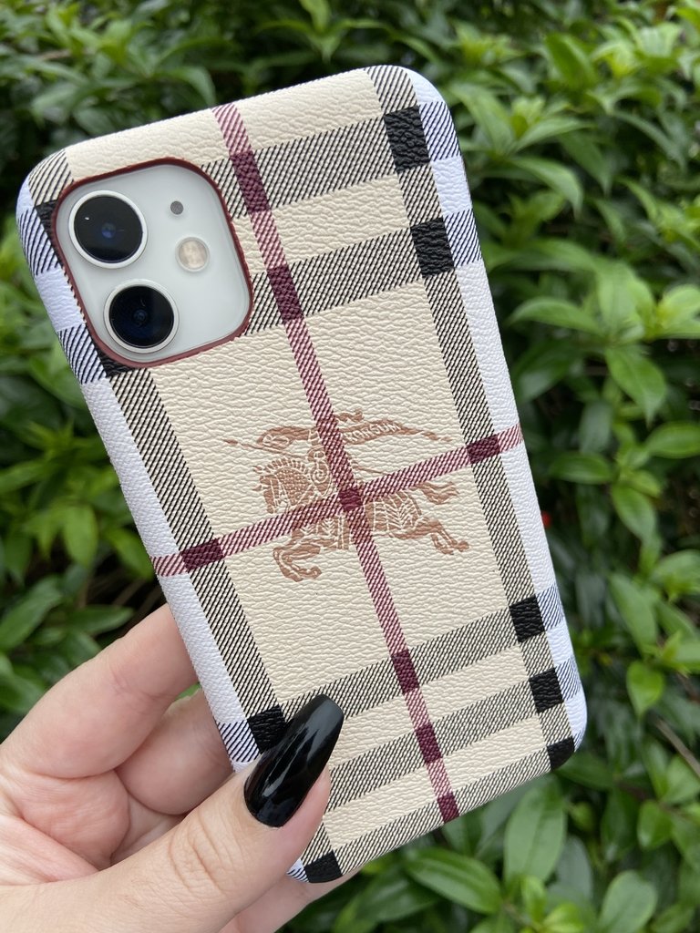Case Burberry - iPhone 11 - Comprar em Cachorro Alpha