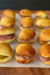 Sandwichitos de Pastrón, Dijonaise, Cebolla & Pickles de Pepino (12 unidades) en internet
