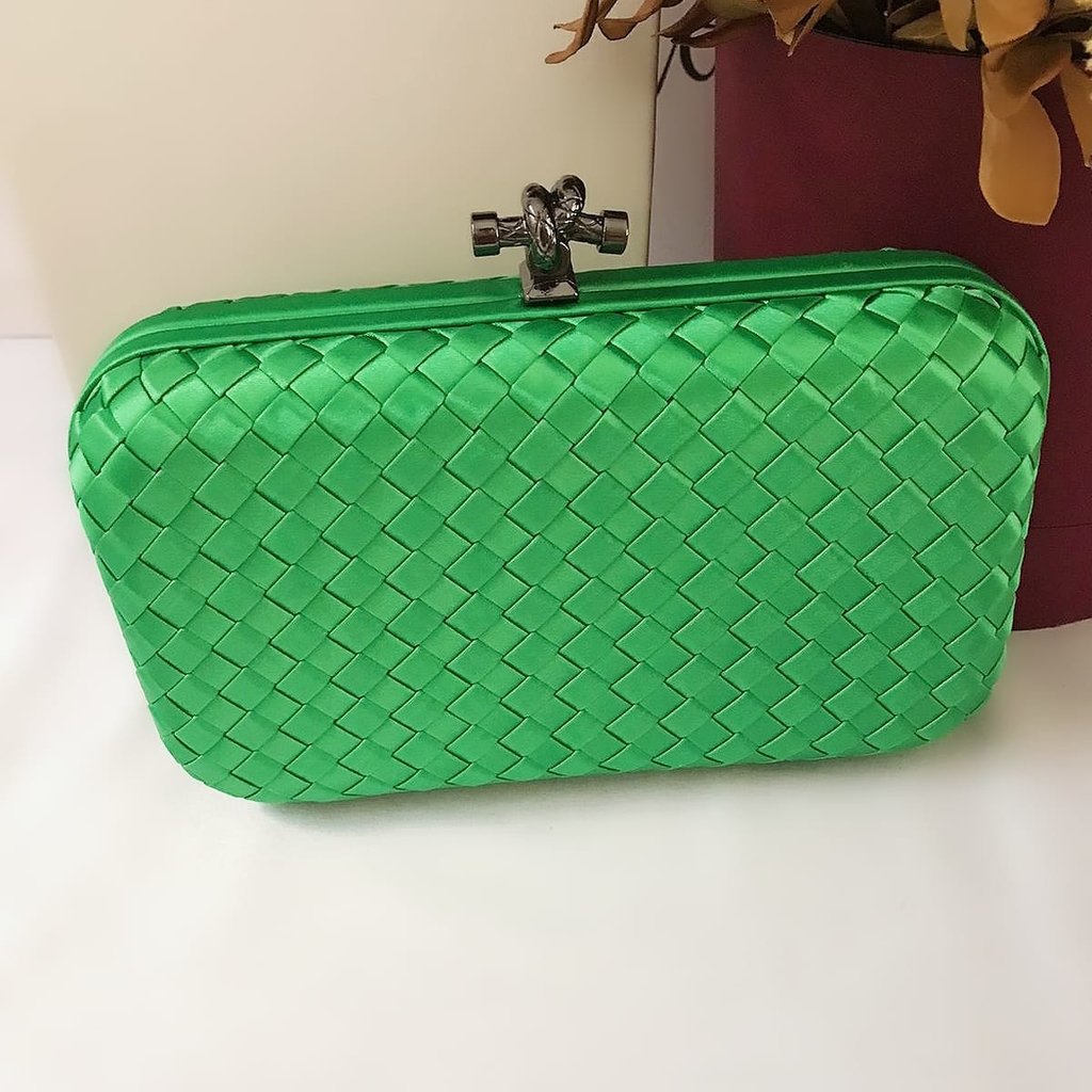 Bolsa clutch de festa entrelaçada com tressê verde