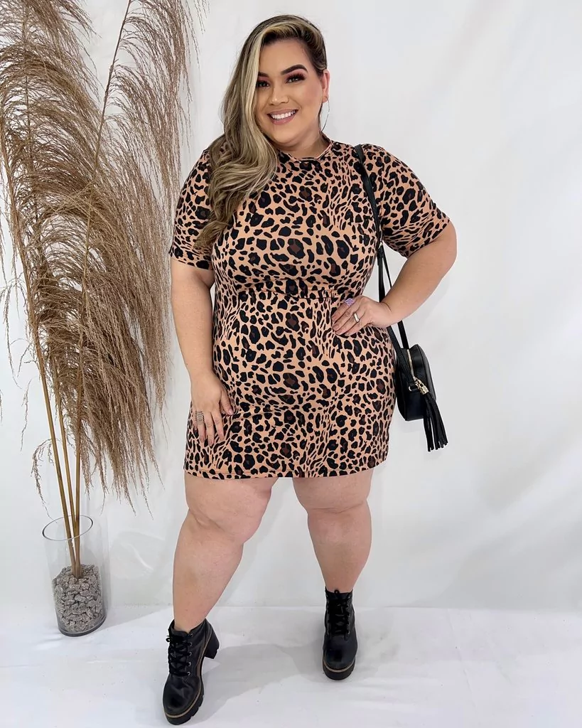 mulher usando VESTIDO PLUS SIZE curto de ANIMAL PRINT