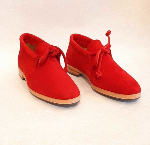 Zapato acordonado de dama cuero gamuzado rojo.