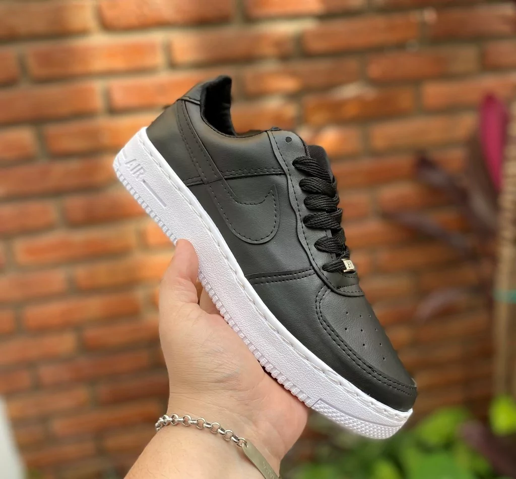 AF1 NEGRA SUELA BLANCA - Comprar en mysticnew