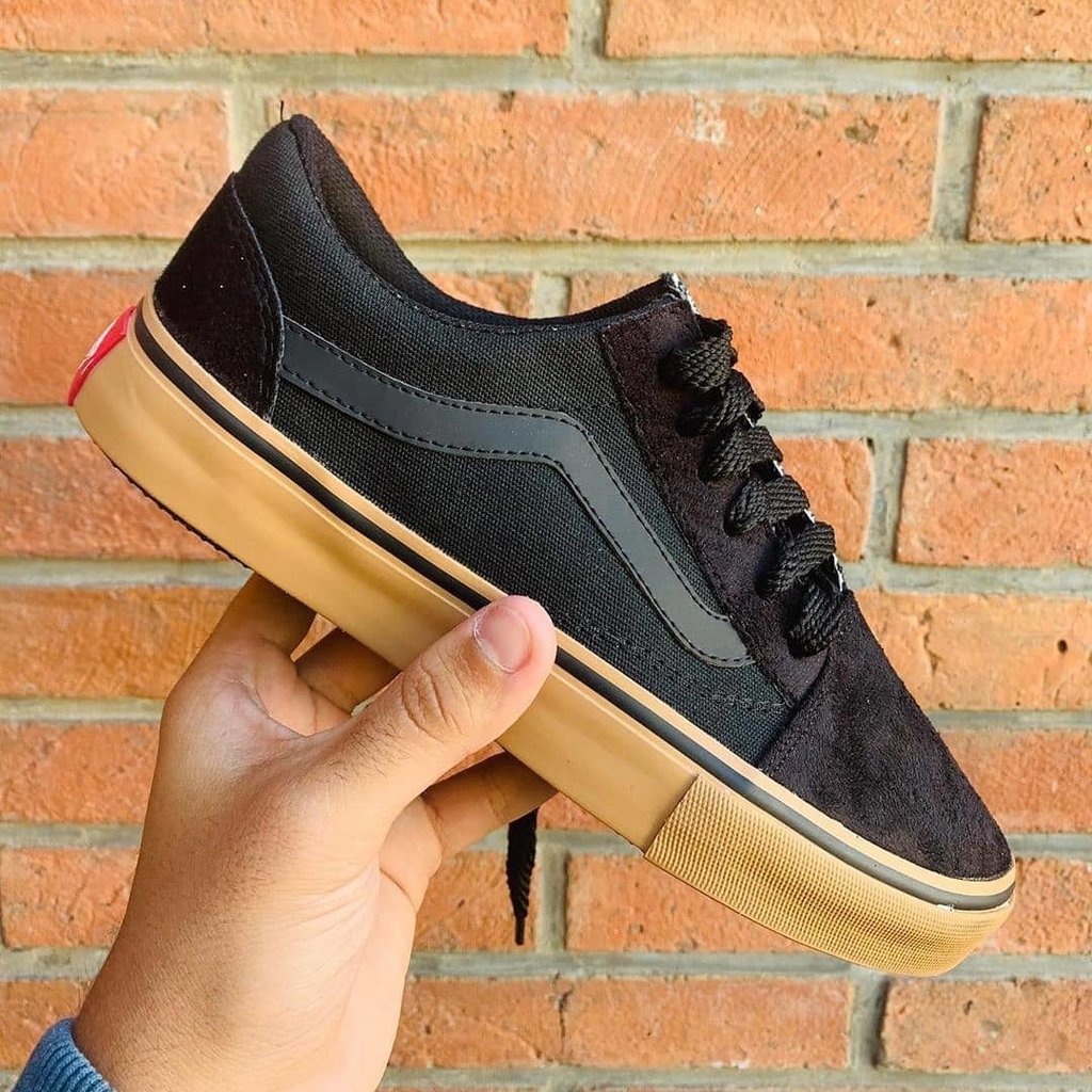 vans negras y marrones