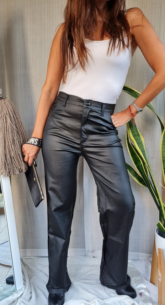 Pantalon engomado recto con bolsillos adelante y atras