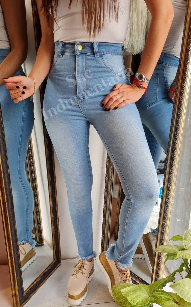 Jean elastizado celeste claro un poco matizado con desflecado abajo tiro  alto 1PR30