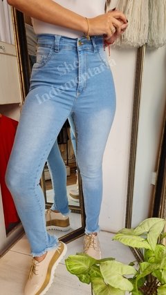 Jean elastizado celeste claro un poco matizado con desflecado abajo tiro  alto 1PR30