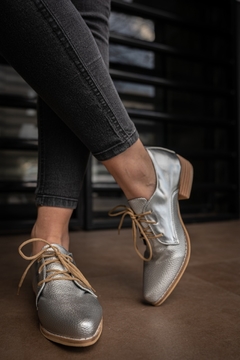 Stiletto Bajo Cordones Classic Plata Graneada - comprar online