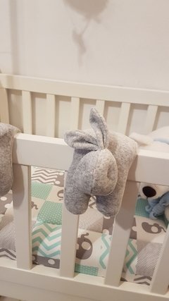 Conejo con velcro sonajero gris - comprar online