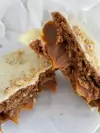 Alfajor de choco blanco y nuez relleno de dulce de leche