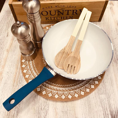 wok azul Hudson de 28cm con revestimiento cerámico y utensilio de bambú sobre individual de arpillera y pimenteros