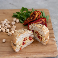 Mini Sanduíche no Pão com Sementes, Hommus e Tomate Seco