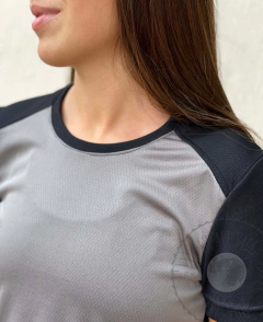 Remera Gris con Negro Deportiva Mujer DryFit - YAGÉ